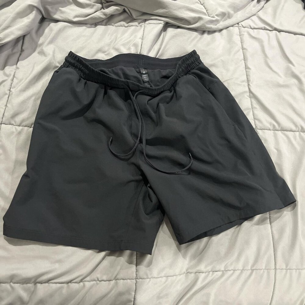 Lululemon Men's Black and Grey Shorts